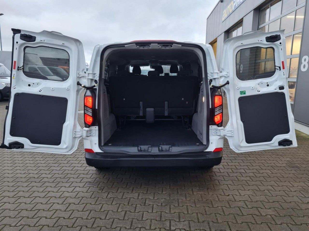 Ford Transit Custom Kombi 320 L2 Trend 9 Sitze KAMERA - Voiture: photos 5 Ford Transit Custom Kombi 320 L2 Trend 9 Sitze KAMERA - Voiture: photos 5