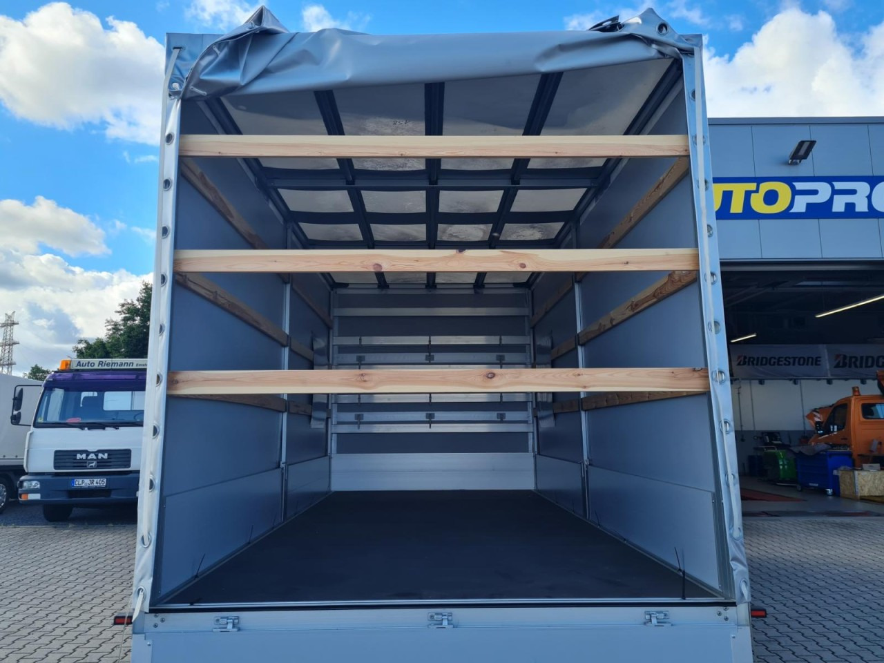 Mercedes-Benz Sprinter 317 Pritsche Plane Schlafkab RWD 10 Pal - Utilitaire rideaux coulissants (PLSC): photos 5 Mercedes-Benz Sprinter 317 Pritsche Plane Schlafkab RWD 10 Pal - Utilitaire rideaux coulissants (PLSC): photos 5