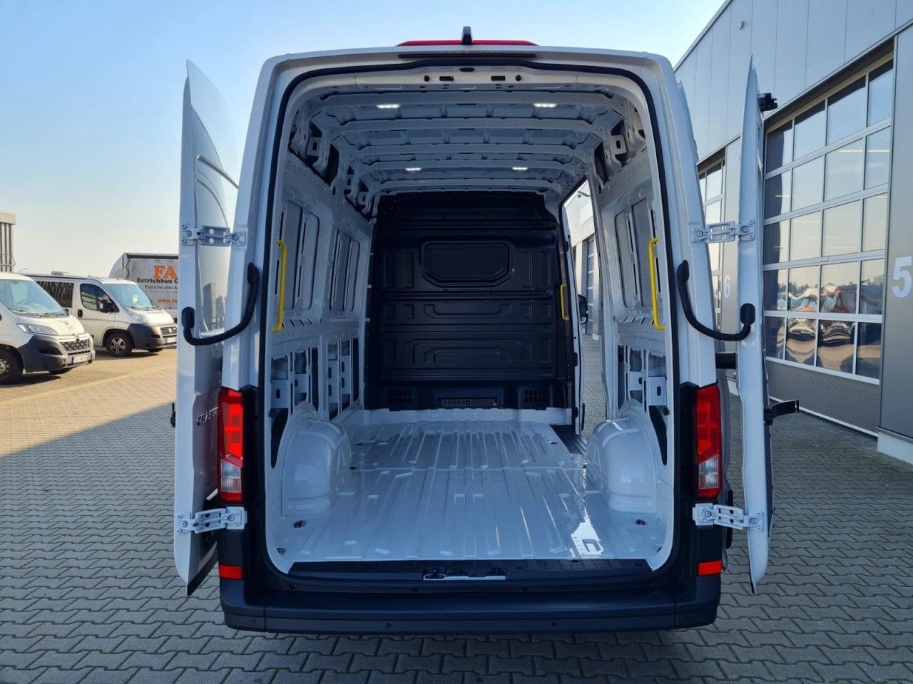 Volkswagen Crafter 35 Kasten MR L3H3 AG KLIMA KAMERA NAVI_A - Fourgon utilitaire: photos 5 Volkswagen Crafter 35 Kasten MR L3H3 AG KLIMA KAMERA NAVI_A - Fourgon utilitaire: photos 5