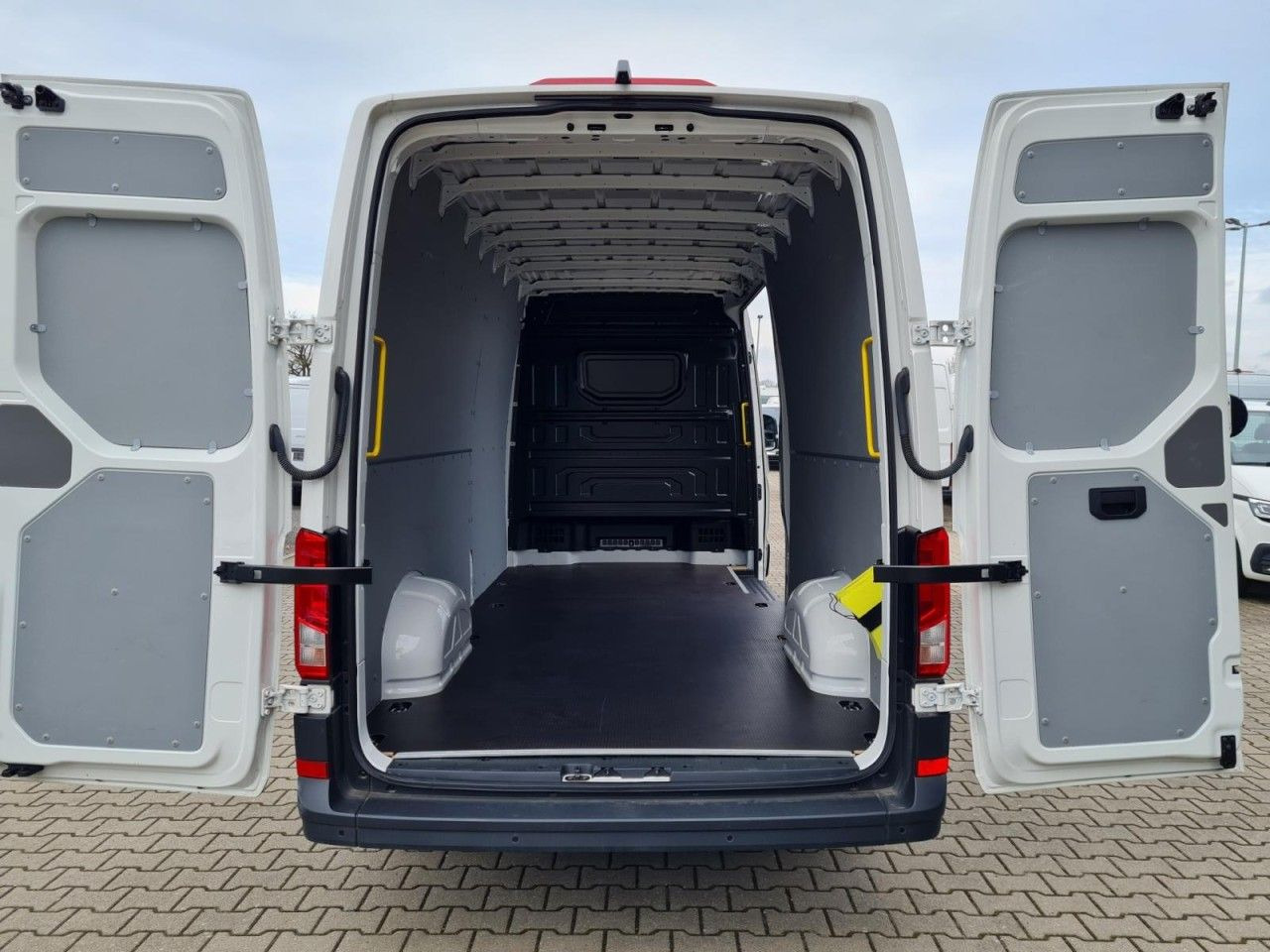 Volkswagen Crafter 35 Kasten lang L4H2 KLIMA NAVI_APP HOLZB Volkswagen Crafter 35 Kasten lang L4H2 KLIMA NAVI_APP HOLZB - Fourgon utilitaire: photos 5 Volkswagen Crafter 35 Kasten lang L4H2 KLIMA NAVI_APP HOLZB Volkswagen Crafter 35 Kasten lang L4H2 KLIMA NAVI_APP HOLZB - Fourgon utilitaire: photos 5