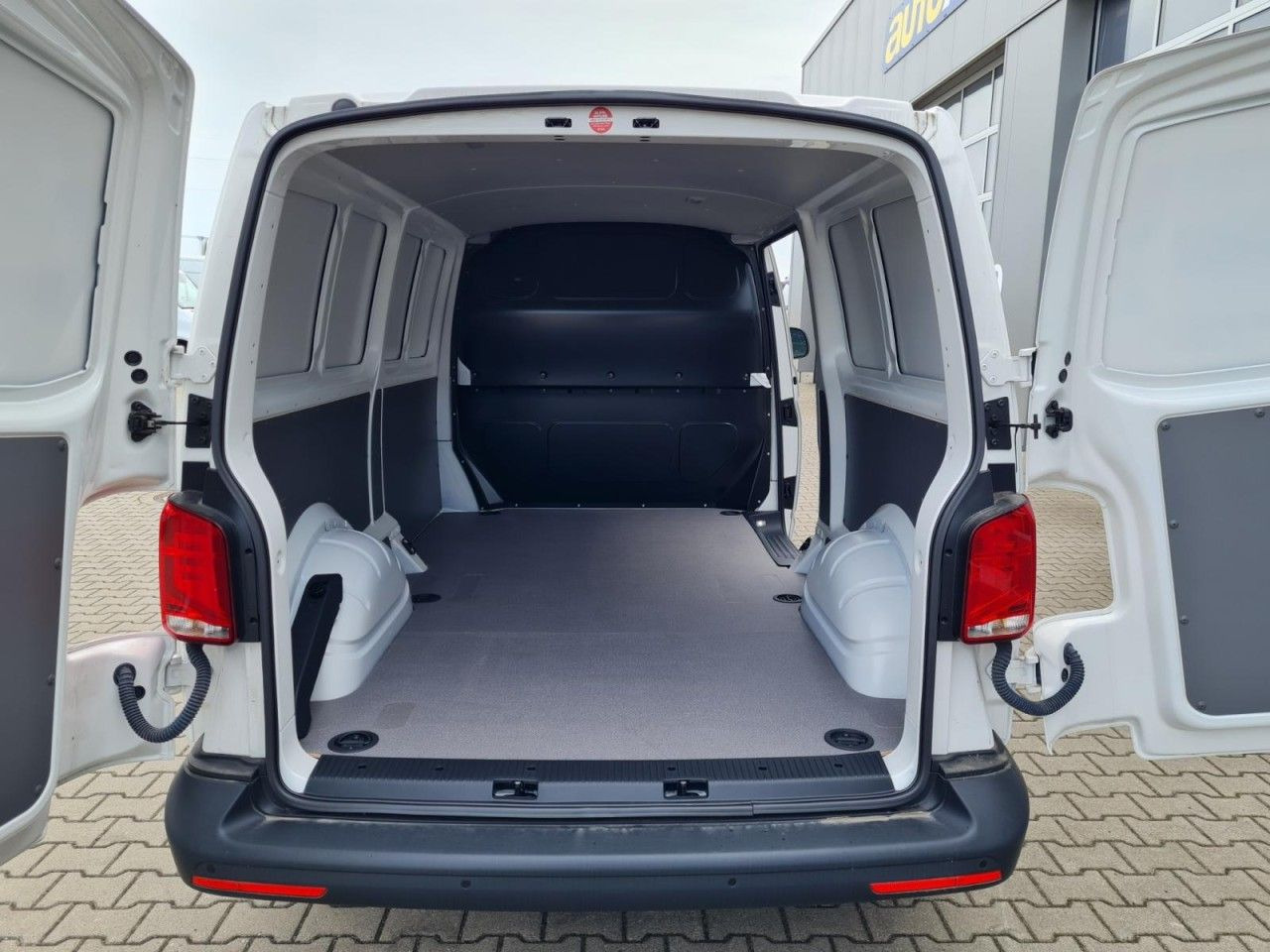 Volkswagen T6.1 Kasten lang DSG KLIMA KOMFORT ACC TEMPO PDC - Fourgonnette: photos 5 Volkswagen T6.1 Kasten lang DSG KLIMA KOMFORT ACC TEMPO PDC - Fourgonnette: photos 5