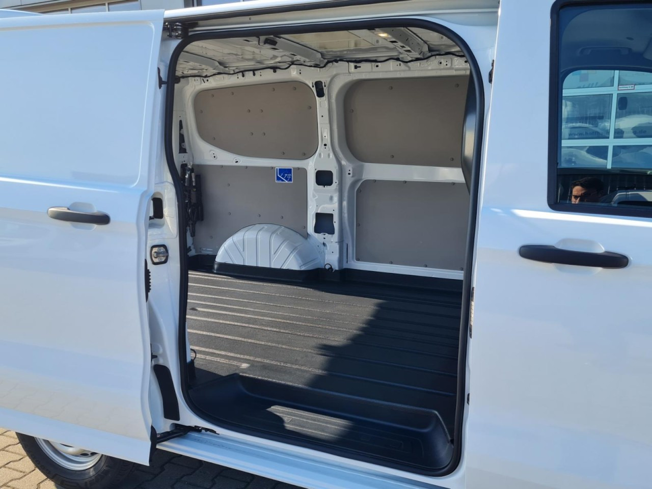 Volkswagen T7 Transporter Kasten TDi L1 Heckklappe KLIMA PDC - Fourgonnette: photos 4 Volkswagen T7 Transporter Kasten TDi L1 Heckklappe KLIMA PDC - Fourgonnette: photos 4