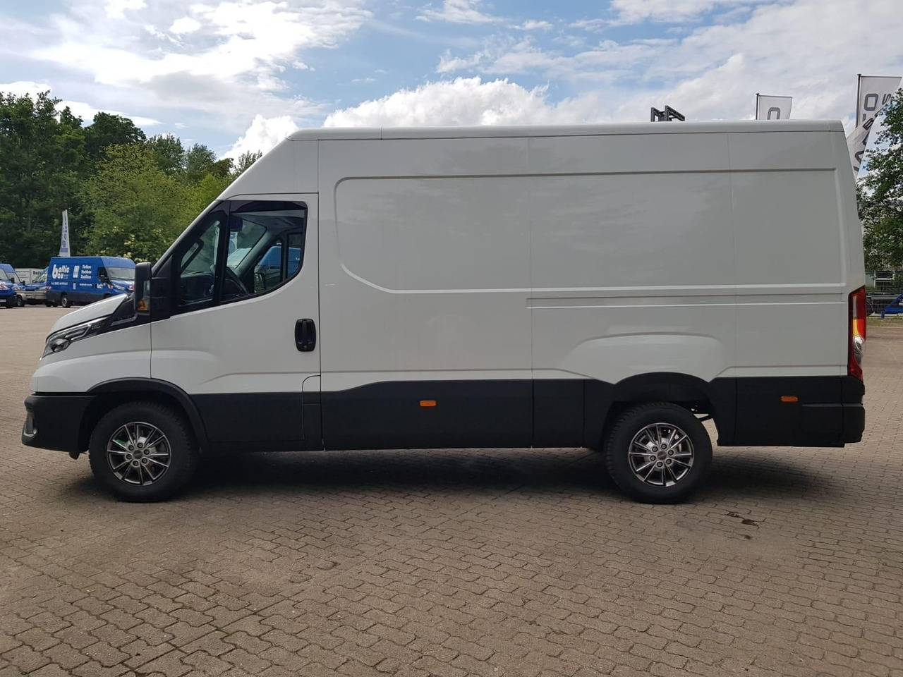 Iveco Daily 35S18HA8 V 3520L mit AHK, Rückfahrkamer... - Fourgon utilitaire: photos 2 Iveco Daily 35S18HA8 V 3520L mit AHK, Rückfahrkamer... - Fourgon utilitaire: photos 2