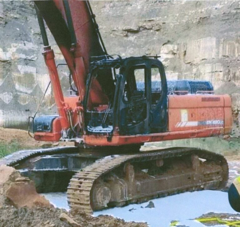 Doosan DX480 LC – excavator / Kettenbagger – Firedamage! - Pelle sur chenille: photos 1 Doosan DX480 LC – excavator / Kettenbagger – Firedamage! - Pelle sur chenille: photos 1