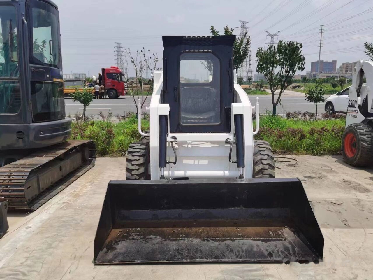 Bobcat S130 - Mini chargeuse: photos 1 Bobcat S130 - Mini chargeuse: photos 1