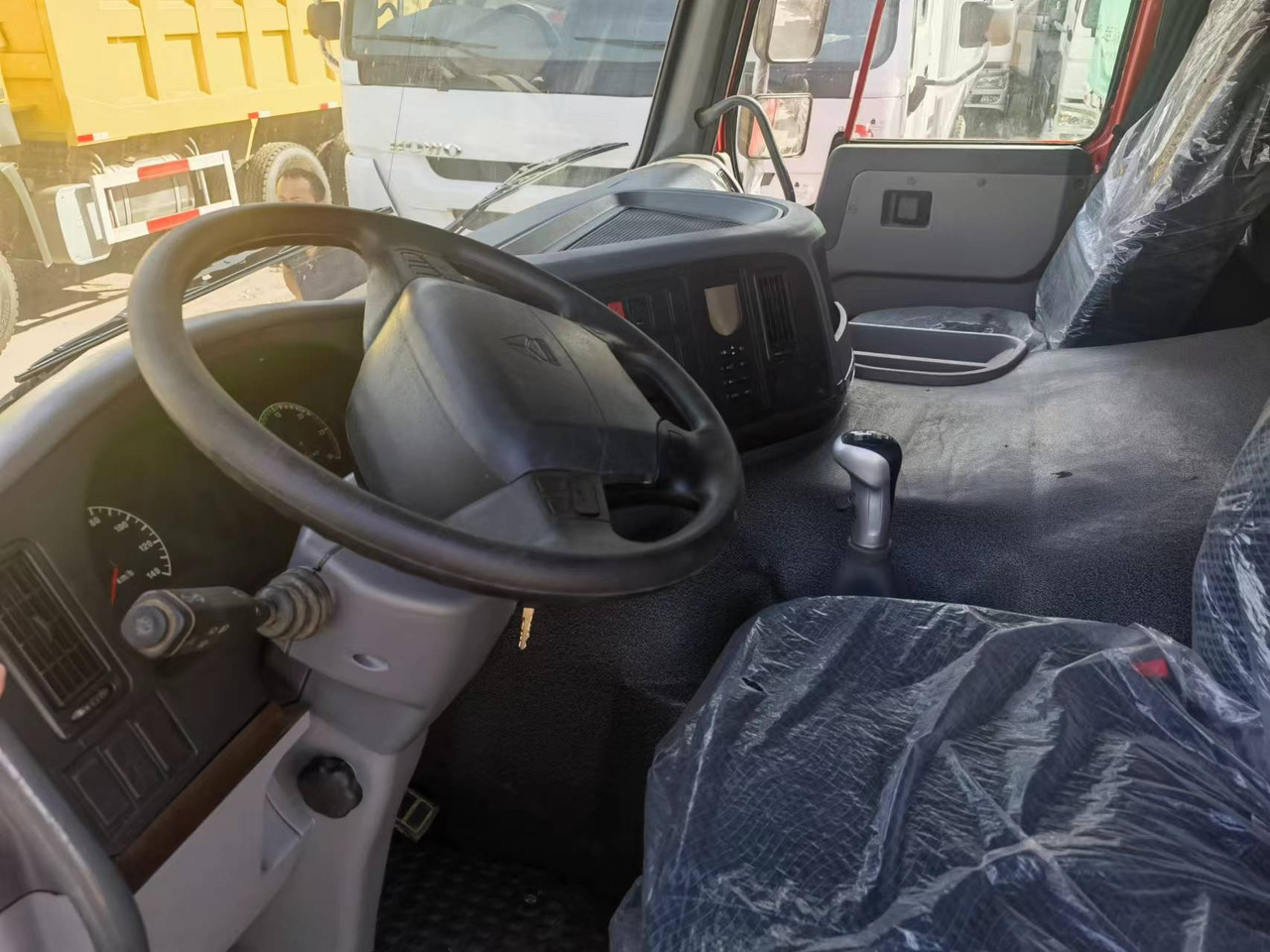 Camion benne Sinotruk HOWO 371 8*4 Dump truck: photos 6