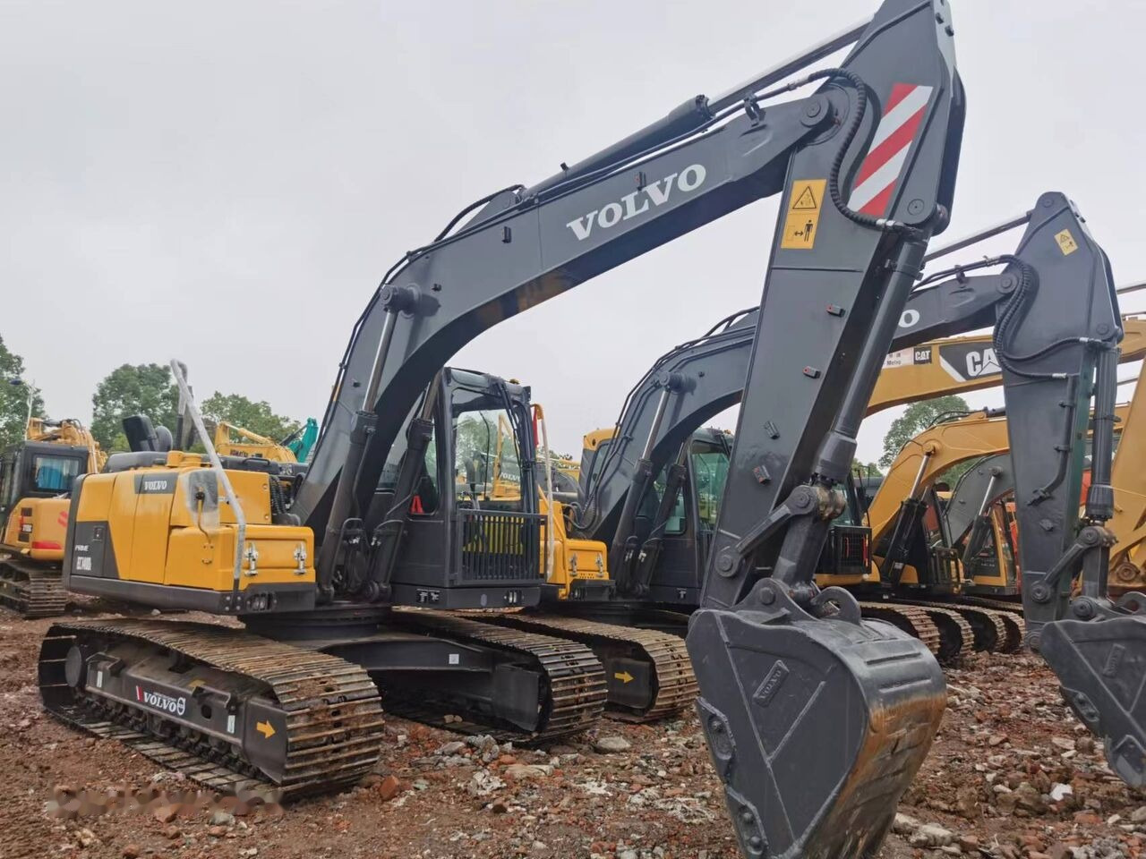 Volvo EC140DL - Pelle sur chenille: photos 1 Volvo EC140DL - Pelle sur chenille: photos 1