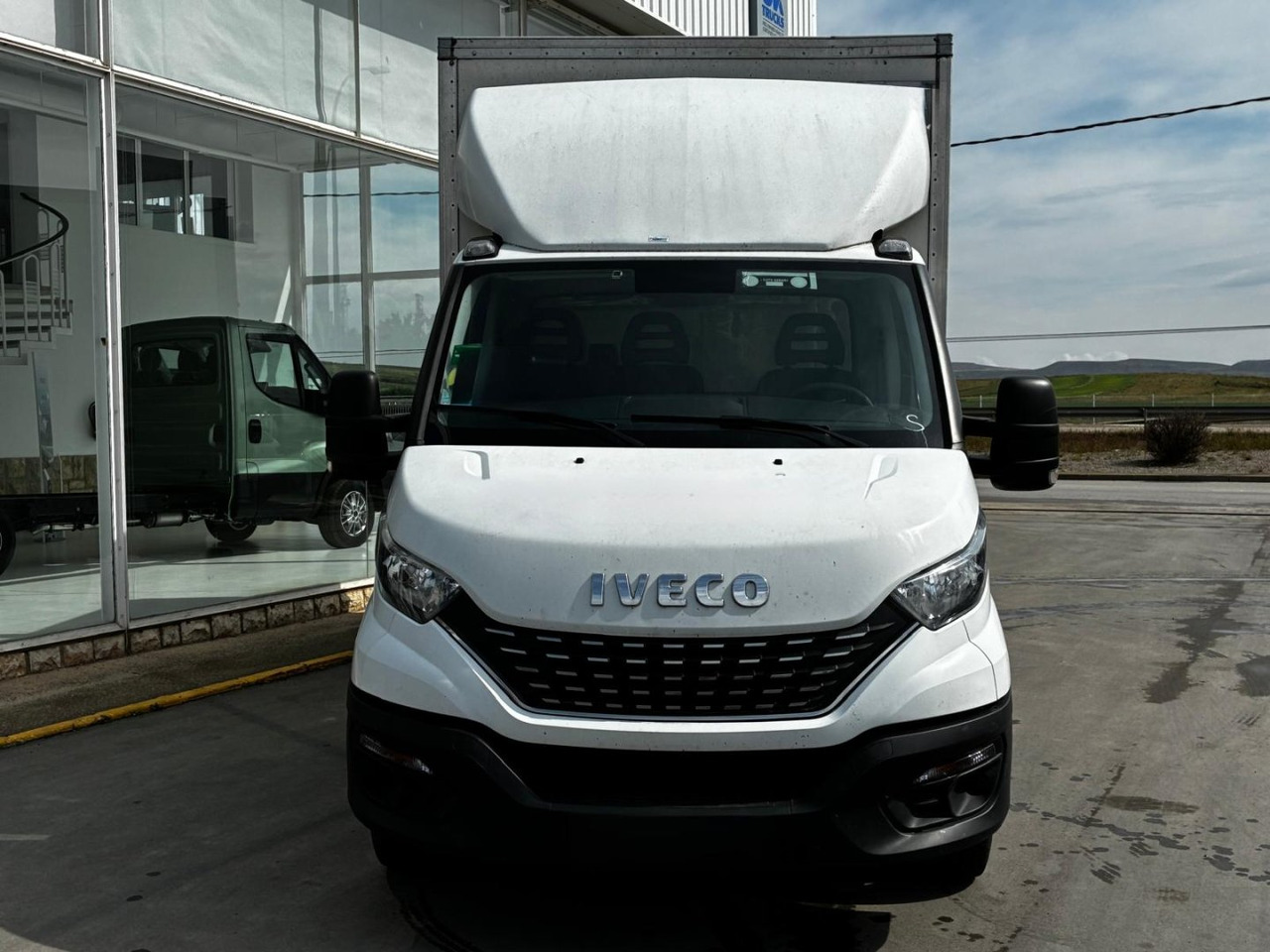 Caja cerrada con plataforma elevadora IVECO 35C16 20m3 Automática - Fourgon grand volume: photos 2 Caja cerrada con plataforma elevadora IVECO 35C16 20m3 Automática - Fourgon grand volume: photos 2