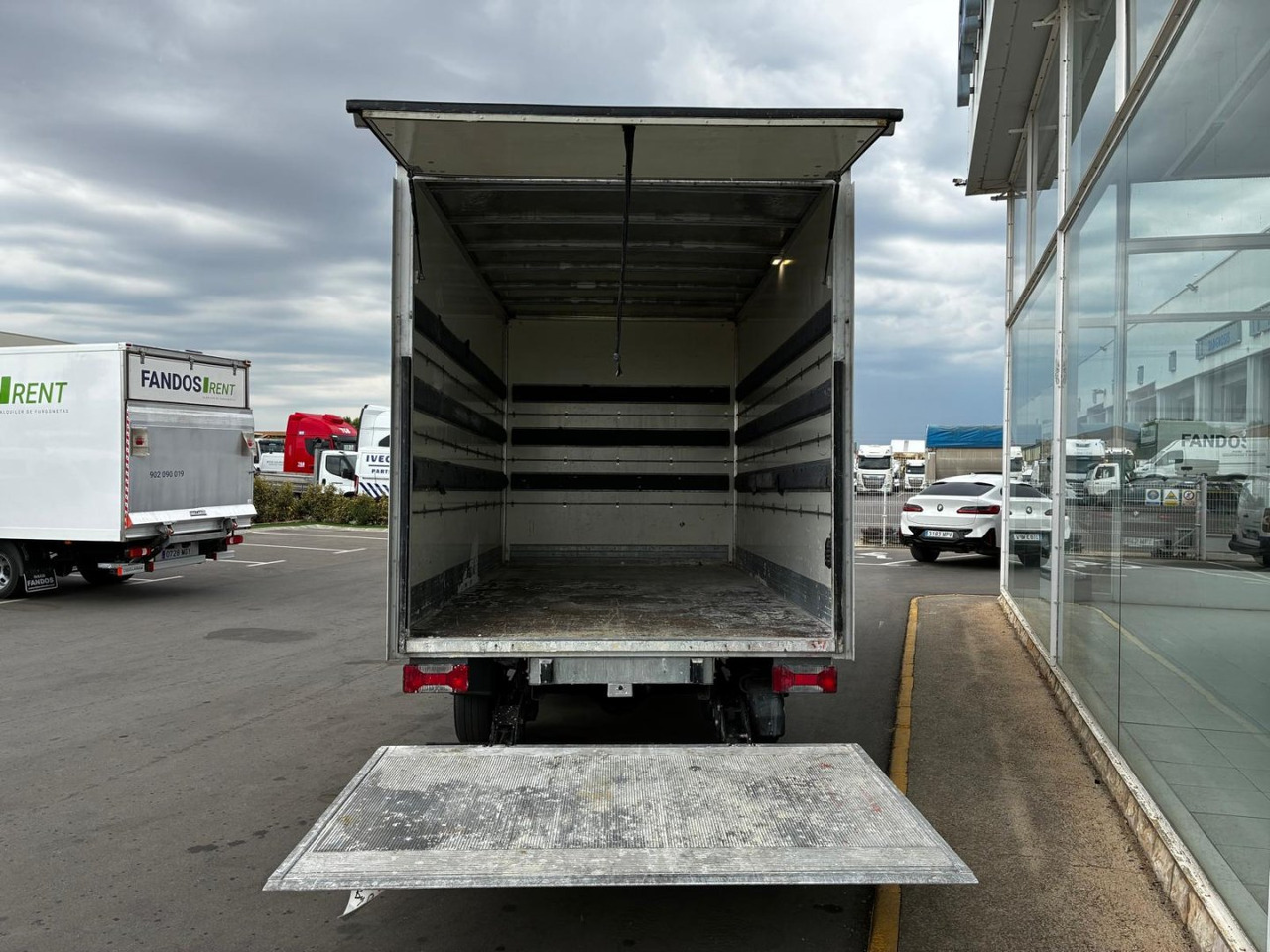Caja cerrada con plataforma elevadora IVECO 35C16 20m3 - Fourgon grand volume: photos 4 Caja cerrada con plataforma elevadora IVECO 35C16 20m3 - Fourgon grand volume: photos 4