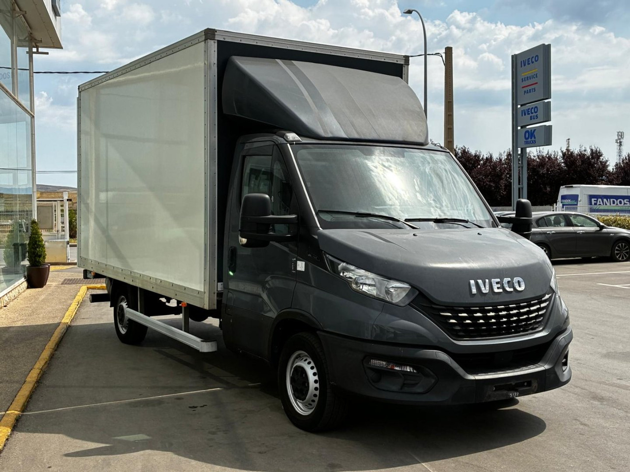 Caja cerrada con plataforma elevadora IVECO 35C16 20m3 - Fourgon grand volume: photos 3 Caja cerrada con plataforma elevadora IVECO 35C16 20m3 - Fourgon grand volume: photos 3