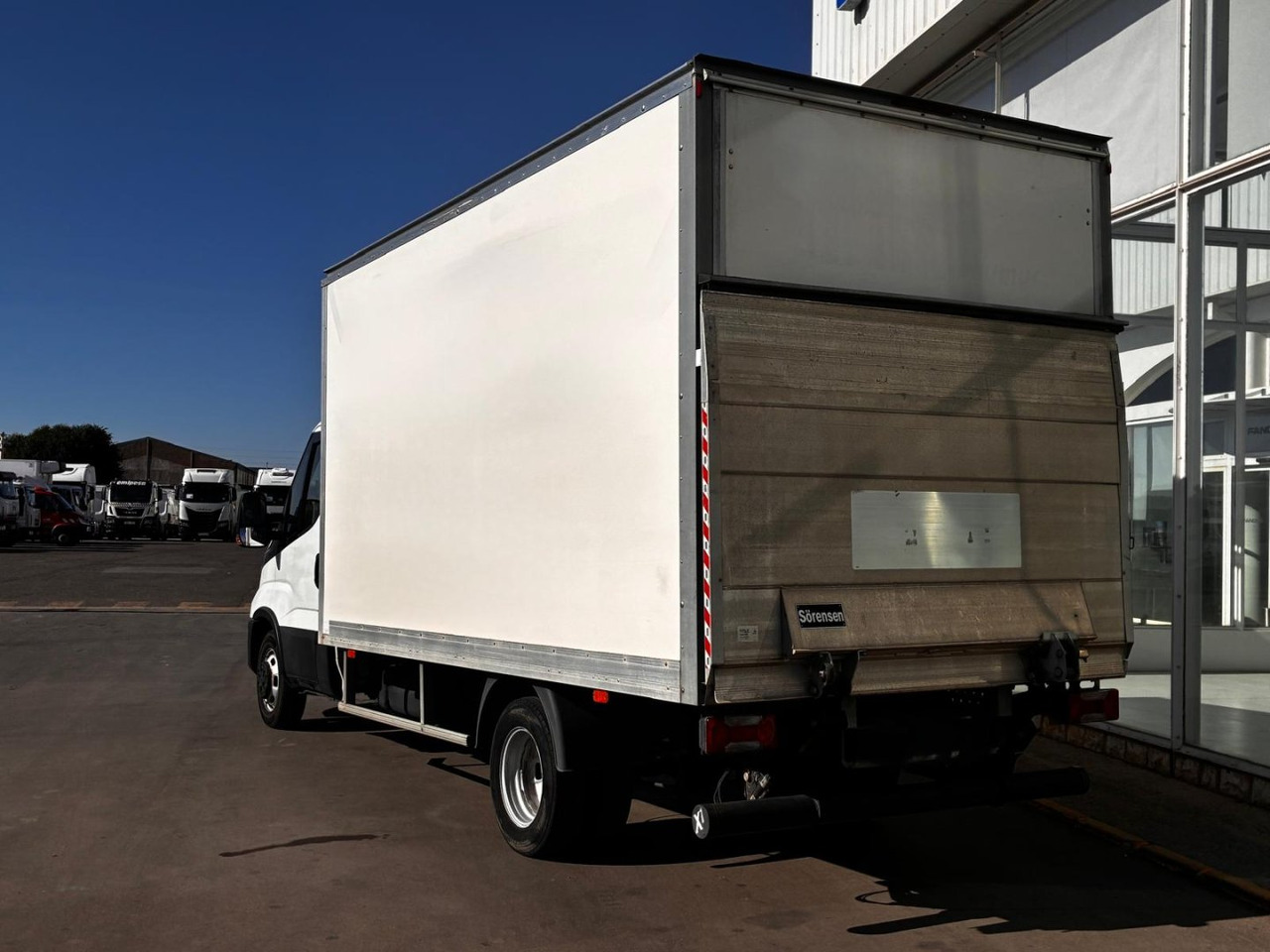 Caja cerrada con plataforma elevadora IVECO 35C16 20m3 - Fourgon grand volume: photos 4 Caja cerrada con plataforma elevadora IVECO 35C16 20m3 - Fourgon grand volume: photos 4