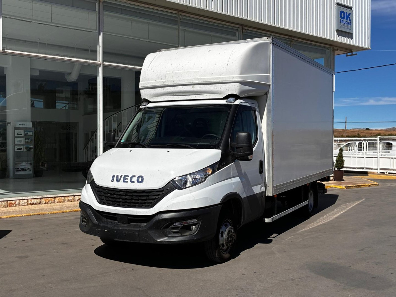 Caja cerrada con plataforma elevadora IVECO 35C16 20m3 con puerta lateral - Fourgon grand volume: photos 1 Caja cerrada con plataforma elevadora IVECO 35C16 20m3 con puerta lateral - Fourgon grand volume: photos 1