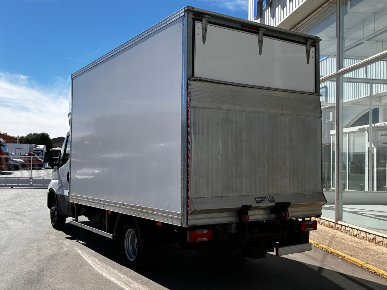 Caja cerrada con plataforma elevadora IVECO 35C16 20m3 con puerta lateral - Fourgon grand volume: photos 4 Caja cerrada con plataforma elevadora IVECO 35C16 20m3 con puerta lateral - Fourgon grand volume: photos 4