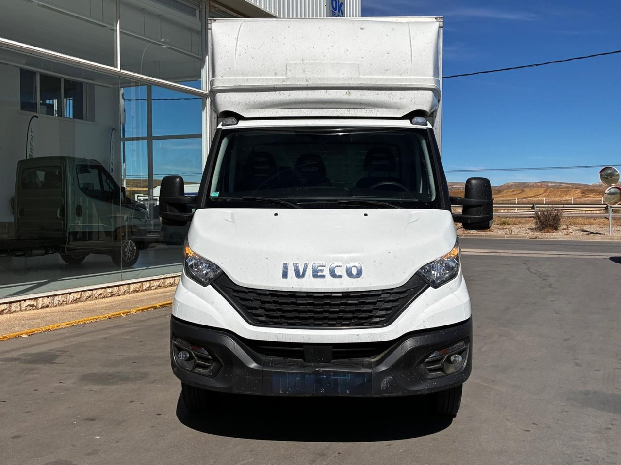 Caja cerrada con plataforma elevadora IVECO 35C16 20m3 con puerta lateral - Fourgon grand volume: photos 2 Caja cerrada con plataforma elevadora IVECO 35C16 20m3 con puerta lateral - Fourgon grand volume: photos 2