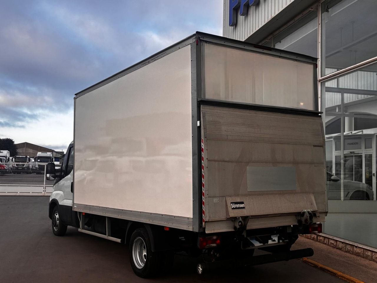 Caja cerrada con plataforma elevadora IVECO 35C16 3.0 20m3 - Fourgon grand volume: photos 4 Caja cerrada con plataforma elevadora IVECO 35C16 3.0 20m3 - Fourgon grand volume: photos 4