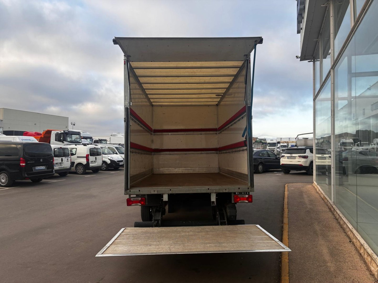Caja cerrada con plataforma elevadora IVECO 35C16 3.0 20m3 - Fourgon grand volume: photos 5 Caja cerrada con plataforma elevadora IVECO 35C16 3.0 20m3 - Fourgon grand volume: photos 5