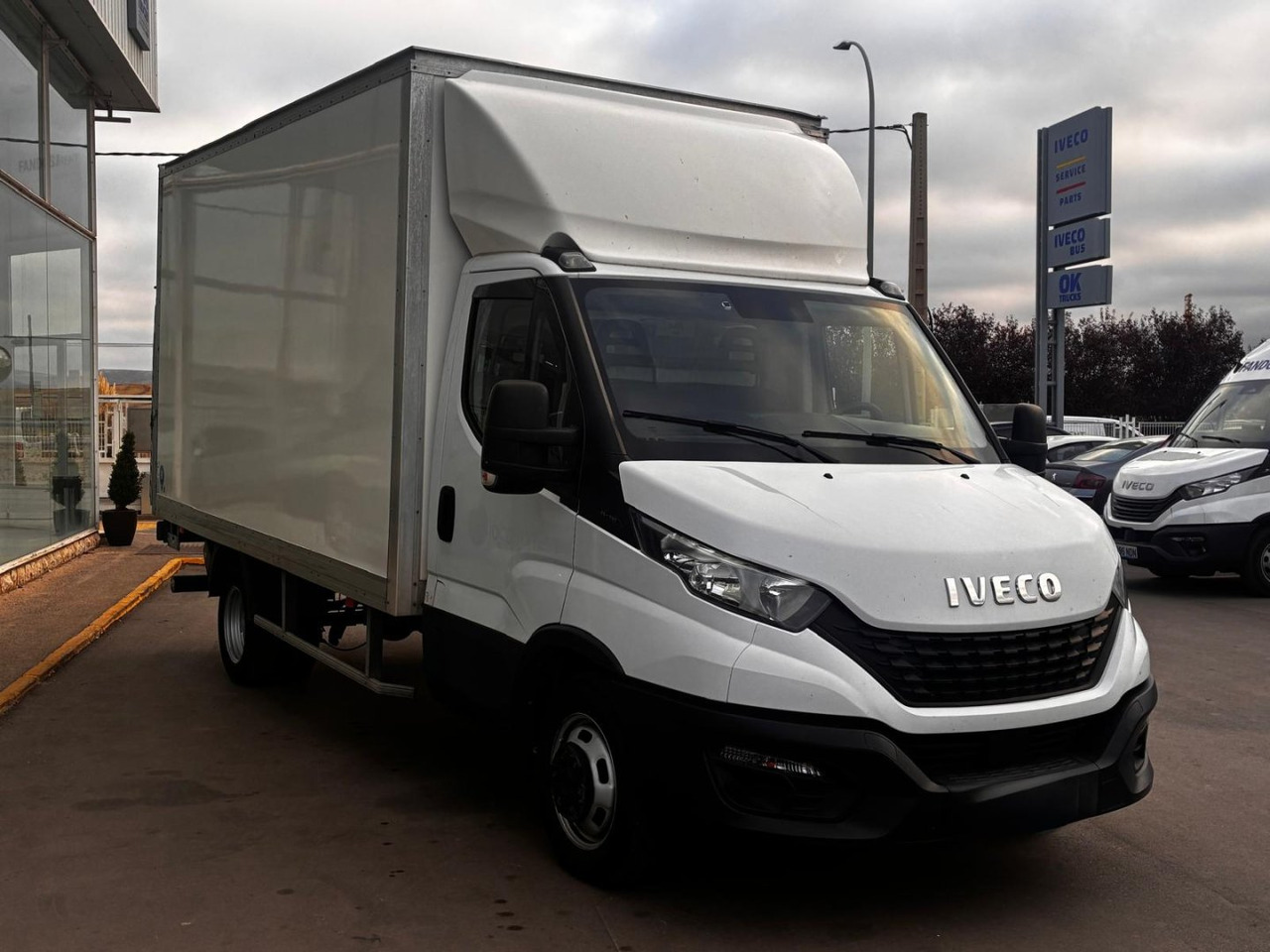 Caja cerrada con plataforma elevadora IVECO 35C16 3.0 20m3 - Fourgon grand volume: photos 3 Caja cerrada con plataforma elevadora IVECO 35C16 3.0 20m3 - Fourgon grand volume: photos 3