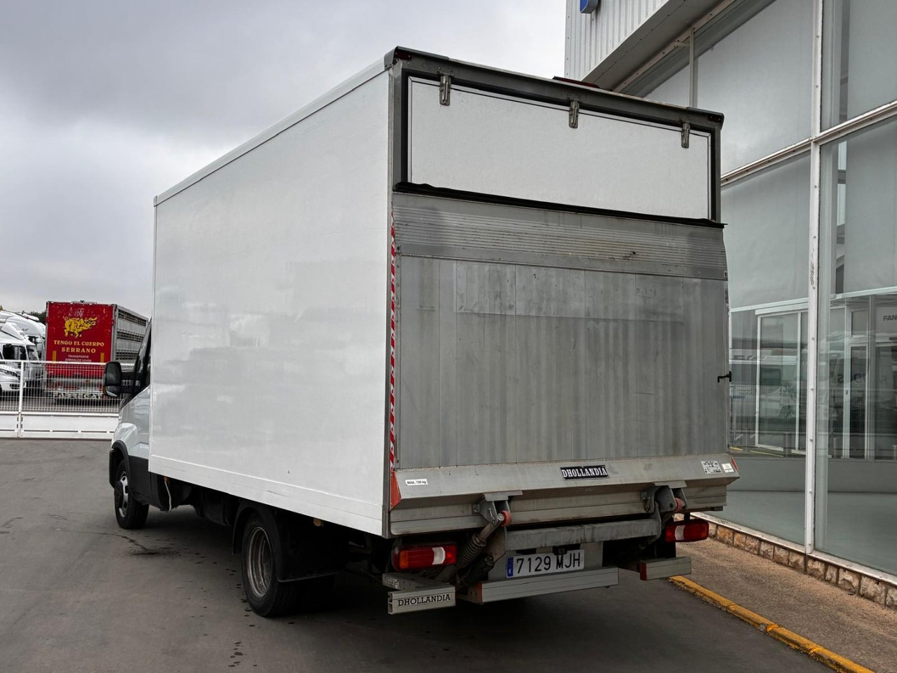 Caja cerrada con plataforma elevadora IVECO 35C16 3.0 20m3 con puerta lateral - Fourgon grand volume: photos 4 Caja cerrada con plataforma elevadora IVECO 35C16 3.0 20m3 con puerta lateral - Fourgon grand volume: photos 4