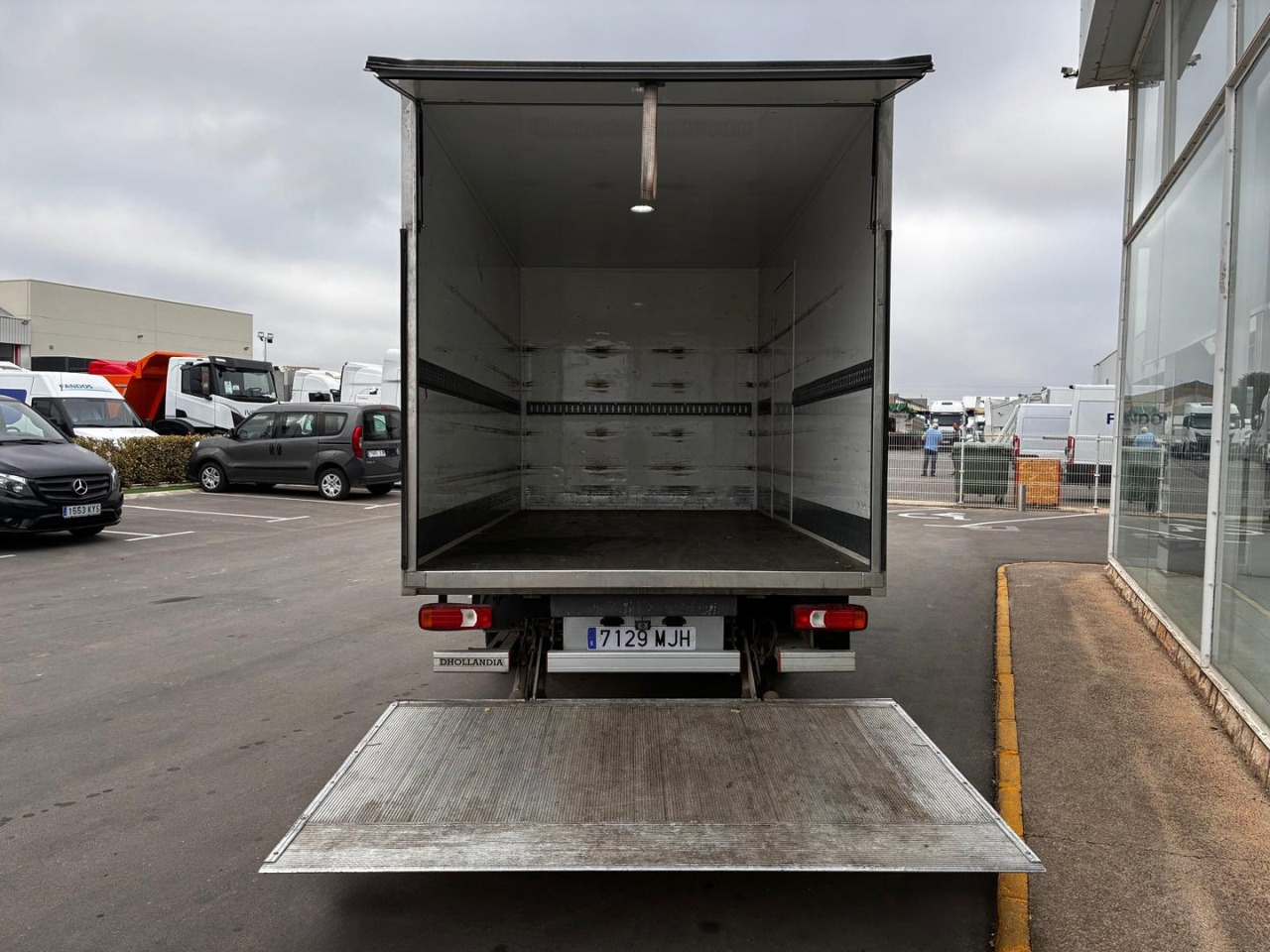 Caja cerrada con plataforma elevadora IVECO 35C16 3.0 20m3 con puerta lateral - Fourgon grand volume: photos 5 Caja cerrada con plataforma elevadora IVECO 35C16 3.0 20m3 con puerta lateral - Fourgon grand volume: photos 5