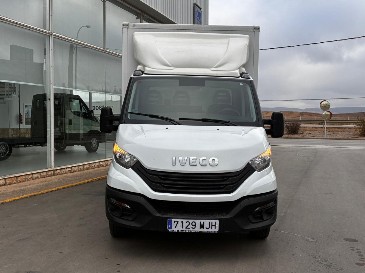 Caja cerrada con plataforma elevadora IVECO 35C16 3.0 20m3 con puerta lateral - Fourgon grand volume: photos 2 Caja cerrada con plataforma elevadora IVECO 35C16 3.0 20m3 con puerta lateral - Fourgon grand volume: photos 2