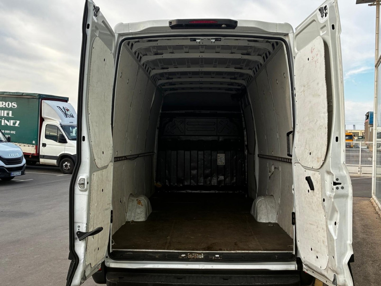 Furgón IVECO 35S14 V 16m3 - Fourgon utilitaire: photos 5 Furgón IVECO 35S14 V 16m3 - Fourgon utilitaire: photos 5