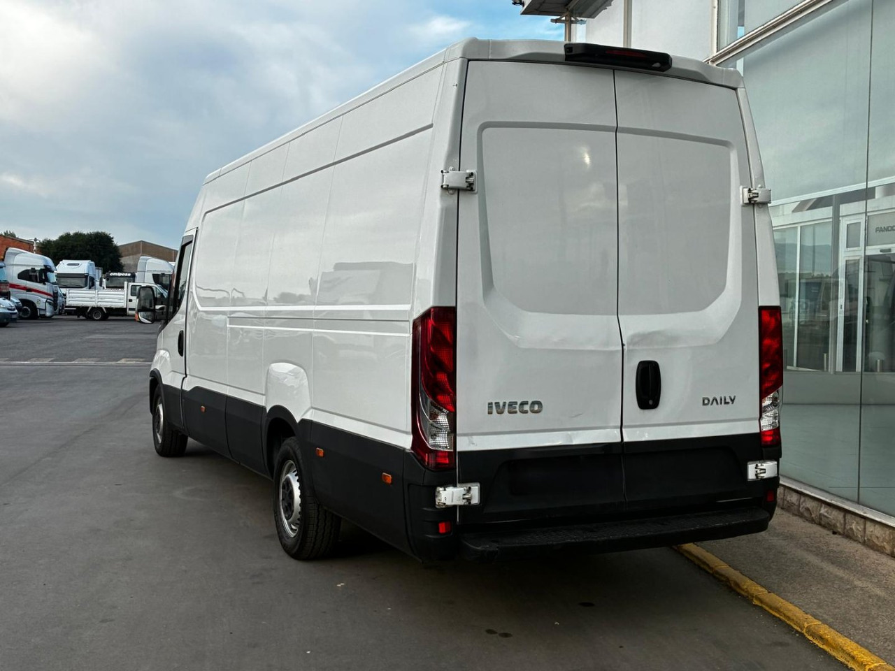 Furgón IVECO 35S14 V 16m3 - Fourgon utilitaire: photos 4 Furgón IVECO 35S14 V 16m3 - Fourgon utilitaire: photos 4