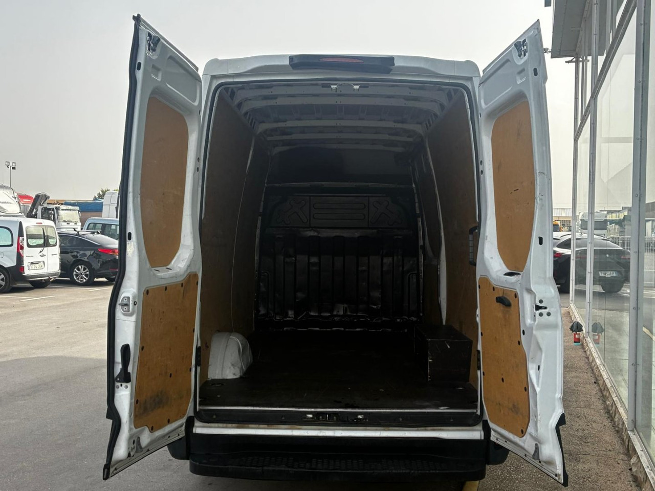 Furgón IVECO 35S16 V 12m3 - Fourgon utilitaire: photos 5 Furgón IVECO 35S16 V 12m3 - Fourgon utilitaire: photos 5