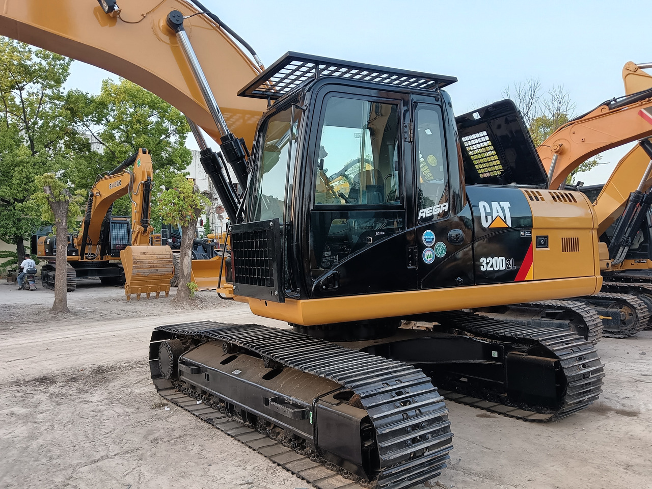 CAT 320D2 L - Pelle sur chenille: photos 1 CAT 320D2 L - Pelle sur chenille: photos 1