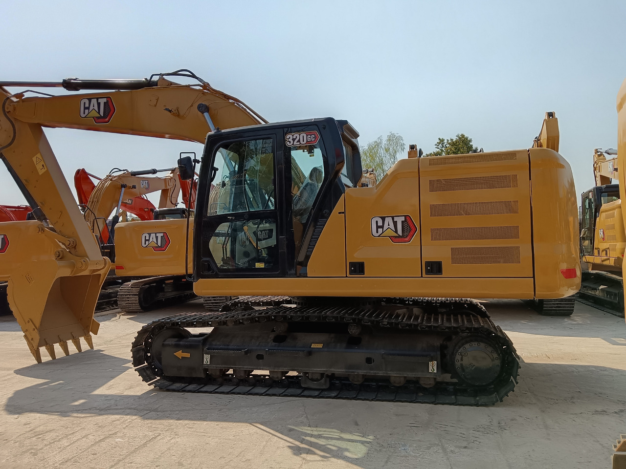 Pelle sur chenille CATERPILLAR 320 GC CAT 320GC 320D2L 330GC 336GC 323GC: photos 1