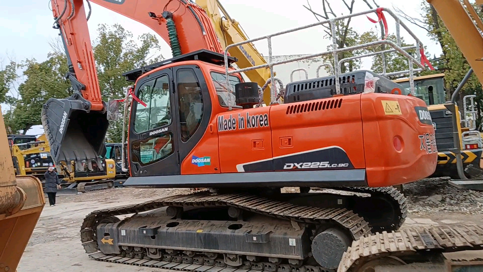 Pelle sur chenille DOOSAN DX225 LC: photos 1