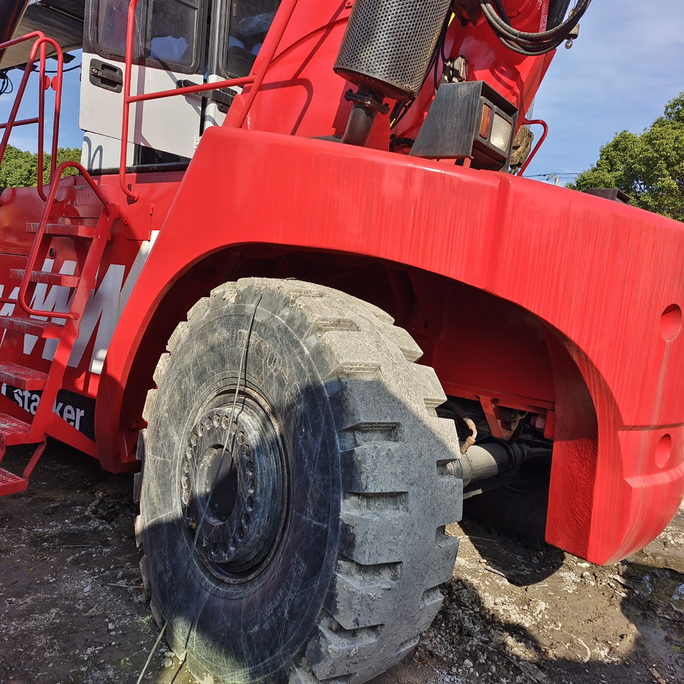 FANTUZZI CS45KMHD 45 TON - Reach stacker: photos 3 FANTUZZI CS45KMHD 45 TON - Reach stacker: photos 3