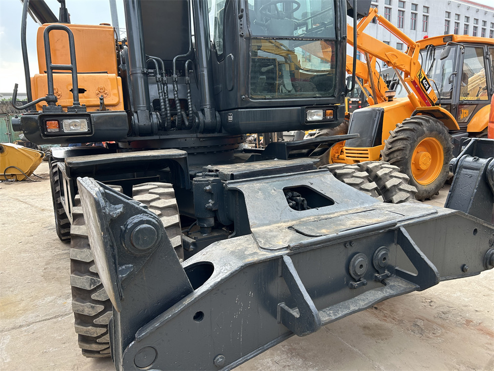HYUNDAI 210W-9 - Pelle sur pneus: photos 5 HYUNDAI 210W-9 - Pelle sur pneus: photos 5