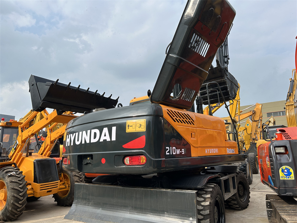 HYUNDAI R 210W-9 210 W - 9 T 9S - Pelle sur pneus: photos 2 HYUNDAI R 210W-9 210 W - 9 T 9S - Pelle sur pneus: photos 2