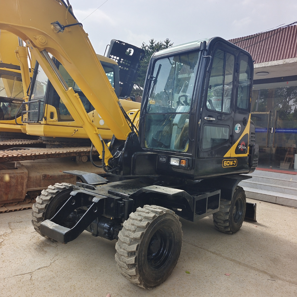 Pelle sur pneus HYUNDAI R60W-7: photos 9