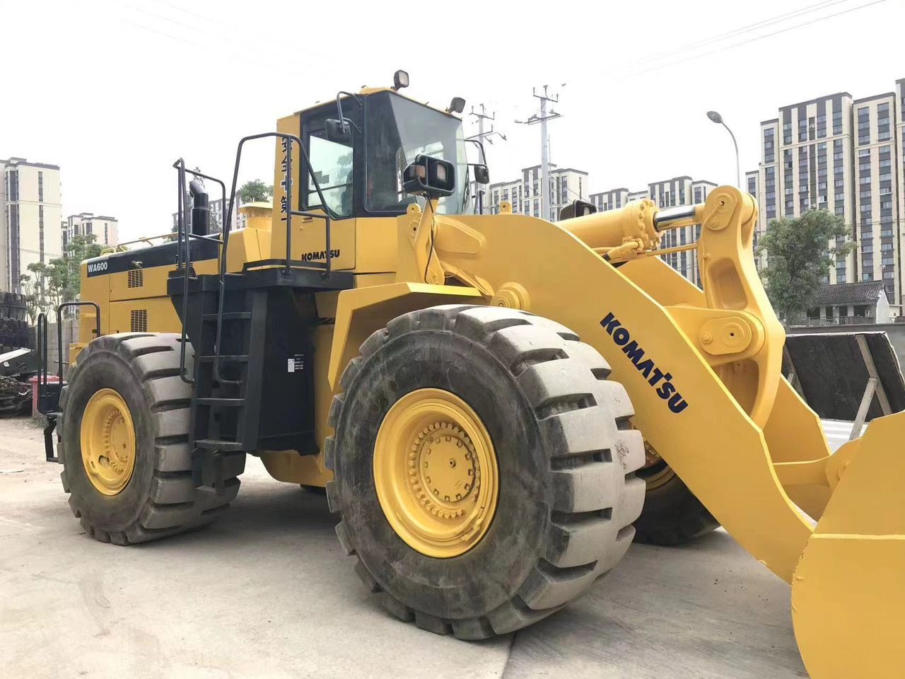 KOMATSU WA600-6 WA 600 - Chargeuse sur pneus: photos 1 KOMATSU WA600-6 WA 600 - Chargeuse sur pneus: photos 1