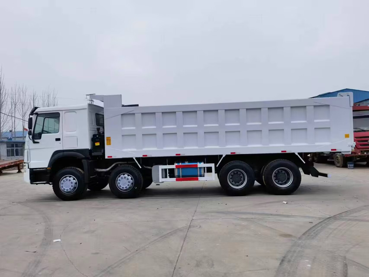 SINOTRUK HOWO DUMP TRUCK 8*4 - Camion benne: photos 2 SINOTRUK HOWO DUMP TRUCK 8*4 - Camion benne: photos 2