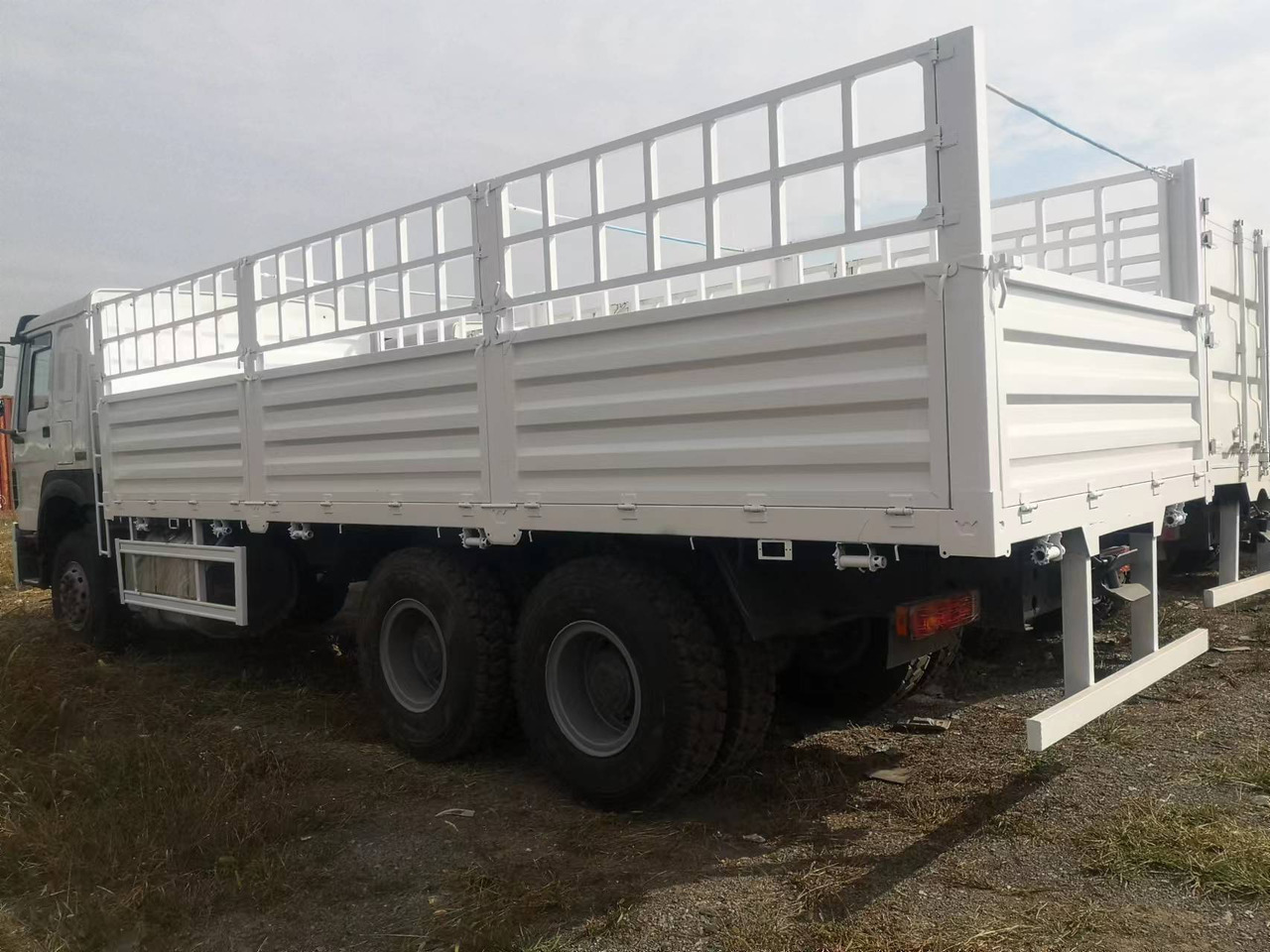 SINOTRUK HOWO LIVESTOCK DUMP TRUCK WITH FENCE 371 375 380 400 420 460 HP - Camion benne: photos 3 SINOTRUK HOWO LIVESTOCK DUMP TRUCK WITH FENCE 371 375 380 400 420 460 HP - Camion benne: photos 3