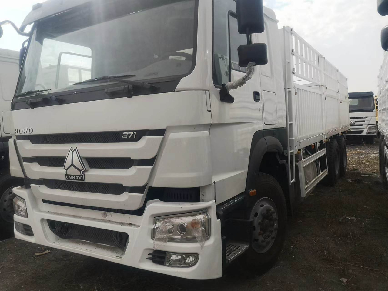 SINOTRUK HOWO LIVESTOCK DUMP TRUCK WITH FENCE 371 375 380 400 420 460 HP - Camion benne: photos 4 SINOTRUK HOWO LIVESTOCK DUMP TRUCK WITH FENCE 371 375 380 400 420 460 HP - Camion benne: photos 4