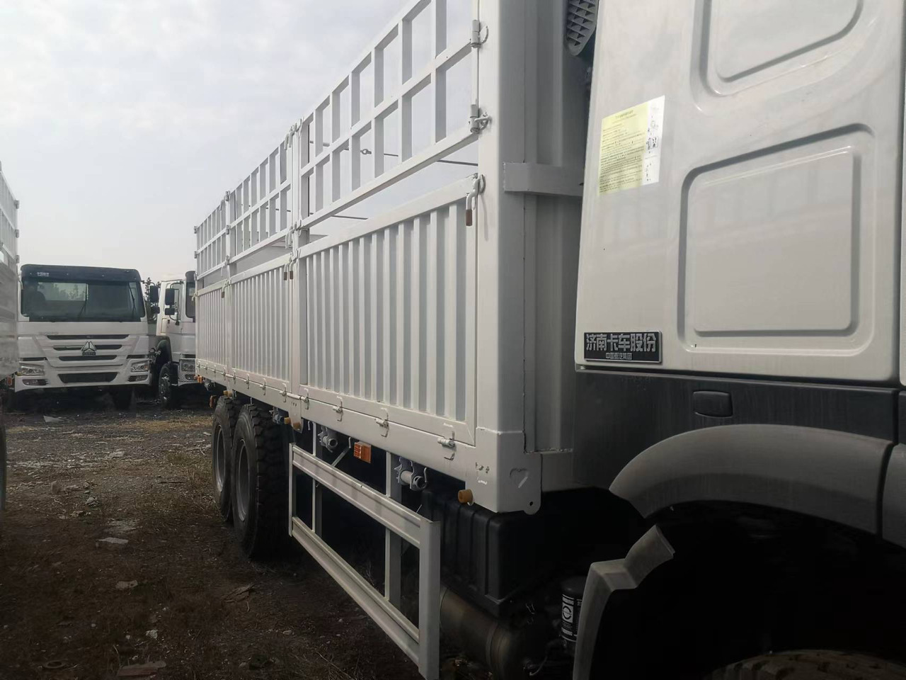 SINOTRUK HOWO LIVESTOCK DUMP TRUCK WITH FENCE - Camion benne: photos 5 SINOTRUK HOWO LIVESTOCK DUMP TRUCK WITH FENCE - Camion benne: photos 5