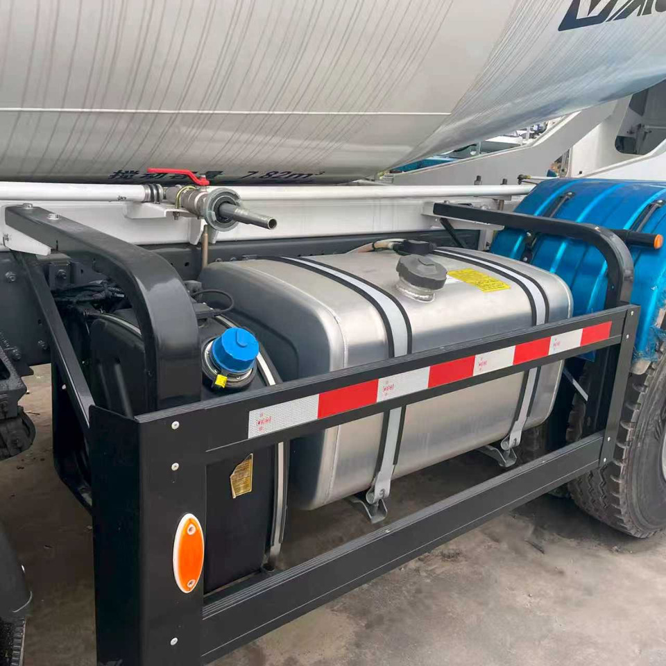 SINOTRUK HOWO TX350 Euro 5 STAGE Ⅴ - Camion malaxeur: photos 4 SINOTRUK HOWO TX350 Euro 5 STAGE Ⅴ - Camion malaxeur: photos 4