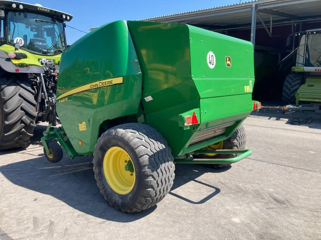 John Deere F441R - Presse à balles rondes: photos 3 John Deere F441R - Presse à balles rondes: photos 3
