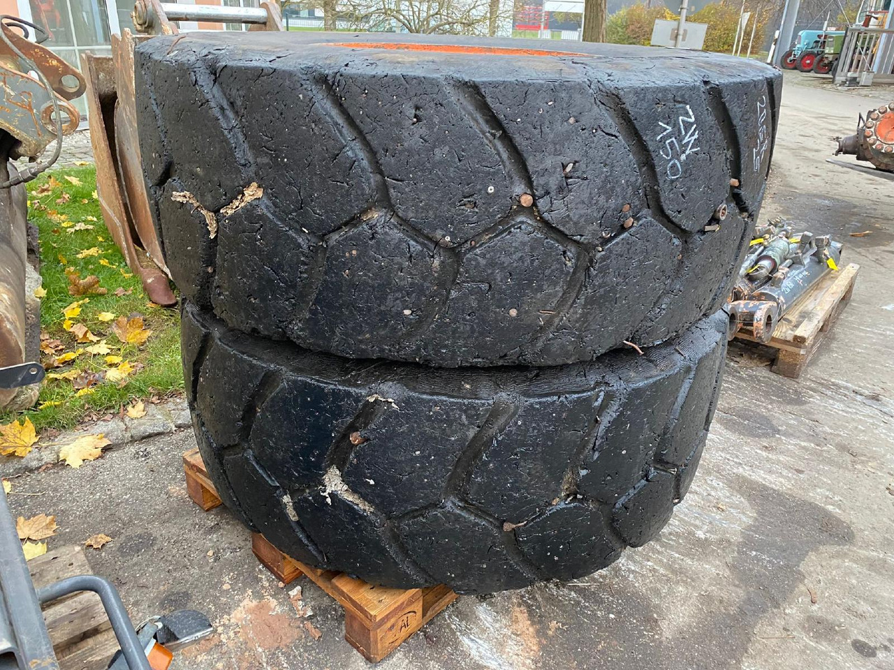 Hitachi 20,5 R 25 ZW 150 - Roue complète pour Engins de chantier: photos 1 Hitachi 20,5 R 25 ZW 150 - Roue complète pour Engins de chantier: photos 1