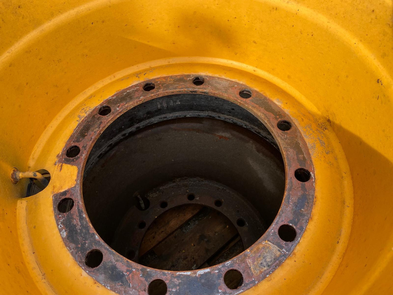 Liebherr 20,5R 25 aus L531 - Roue complète pour Engins de chantier: photos 3 Liebherr 20,5R 25 aus L531 - Roue complète pour Engins de chantier: photos 3