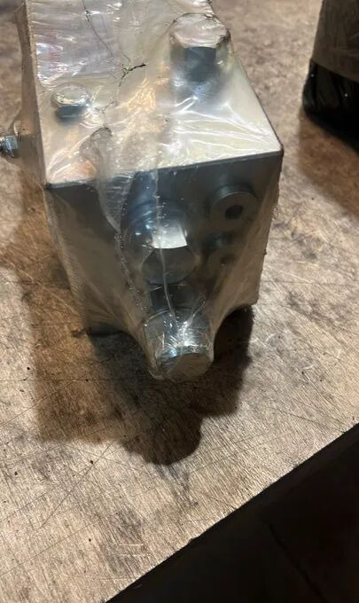 Rexroth Flow Divider R930062425 - Valve de frein pour Camion: photos 1 Rexroth Flow Divider R930062425 - Valve de frein pour Camion: photos 1