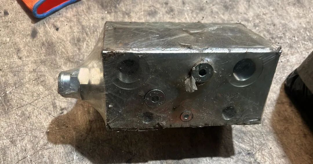 Rexroth Flow Divider R930062425 - Valve de frein pour Camion: photos 2 Rexroth Flow Divider R930062425 - Valve de frein pour Camion: photos 2