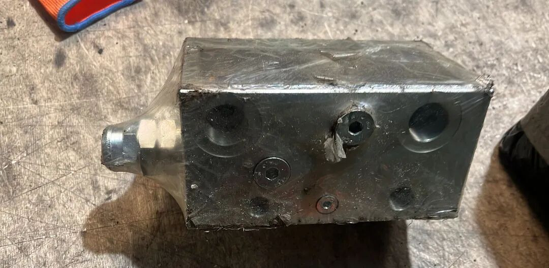 Rexroth Flow Divider R930062425 - Valve de frein pour Camion: photos 3 Rexroth Flow Divider R930062425 - Valve de frein pour Camion: photos 3