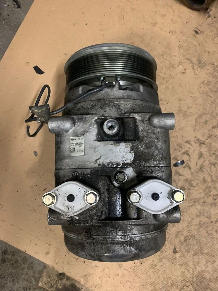Sprężarka kompresor klimatyzacji VALEO TM65 HFC-134a 126V082172 T42439 - Compresseur de climatisation pour Camion: photos 1 Sprężarka kompresor klimatyzacji VALEO TM65 HFC-134a 126V082172 T42439 - Compresseur de climatisation pour Camion: photos 1