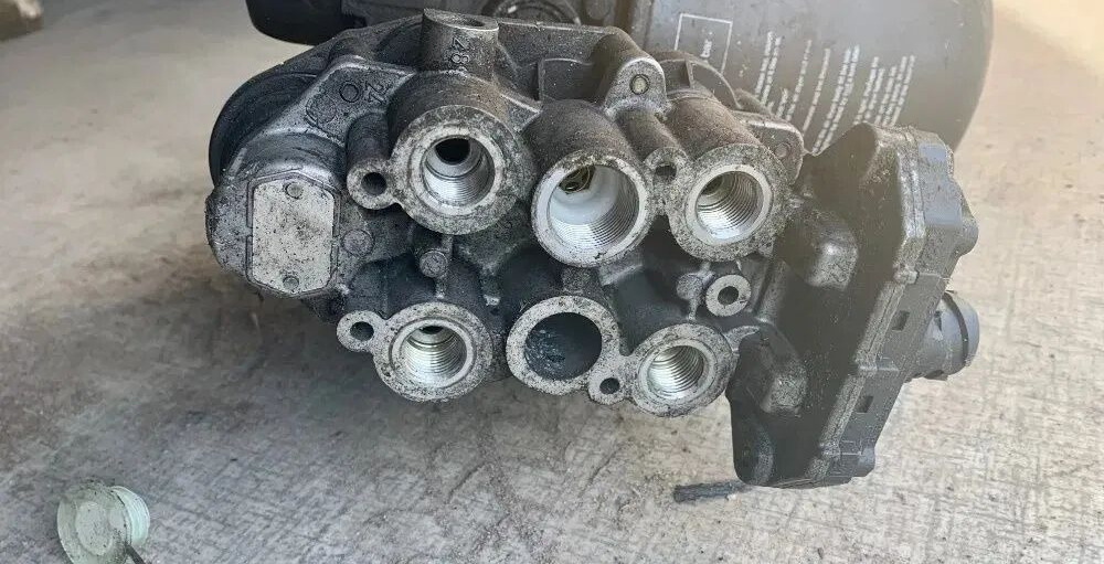 Zespół Przygotowania Powietrza IVECO Stralis LA8609 Knorr Bremse LA8609 - Valve de frein pour Camion: photos 3 Zespół Przygotowania Powietrza IVECO Stralis LA8609 Knorr Bremse LA8609 - Valve de frein pour Camion: photos 3