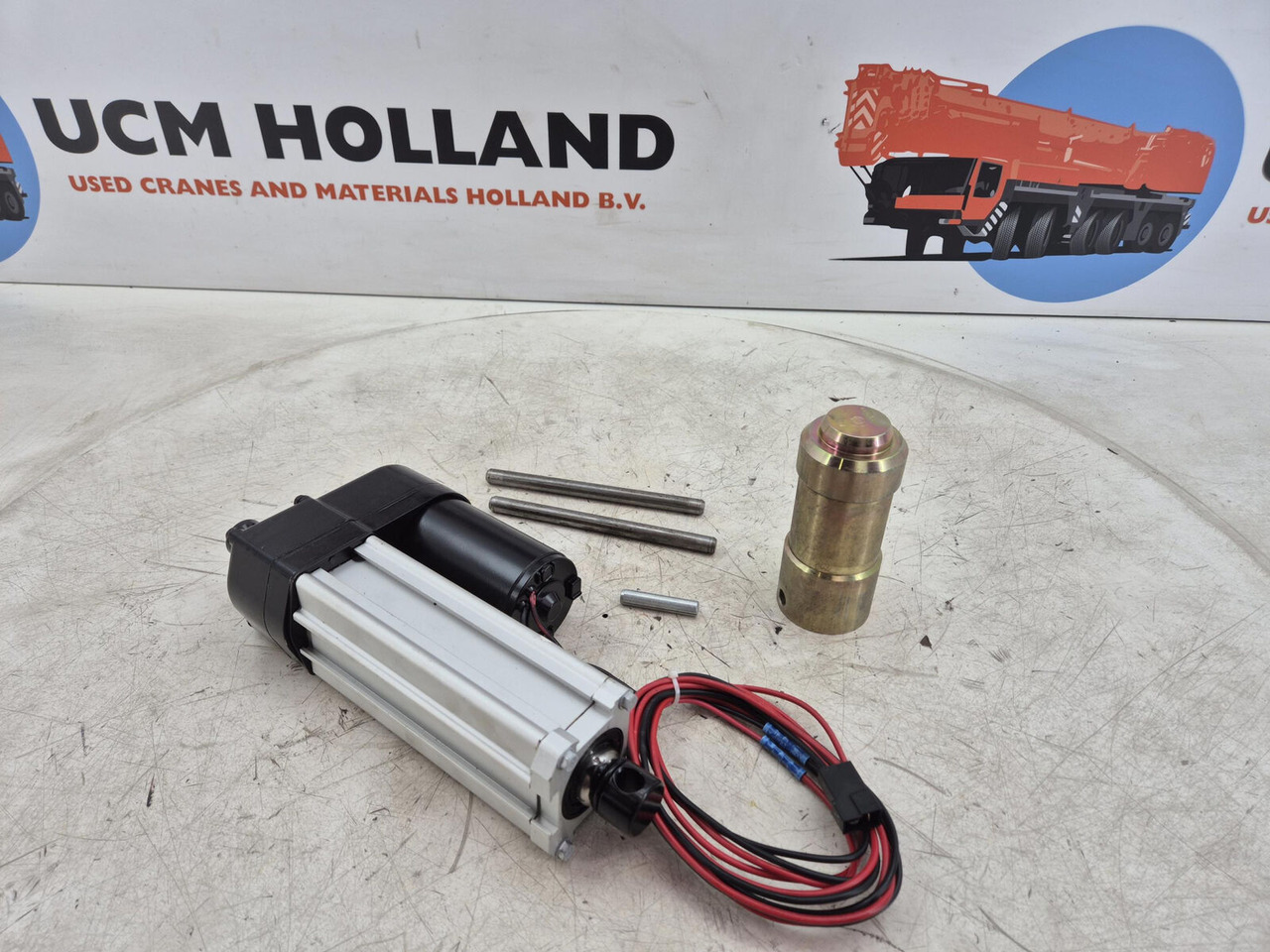 Demag AC 120 Counterweigt locking liniar motor set - Système électrique pour Grue: photos 4 Demag AC 120 Counterweigt locking liniar motor set - Système électrique pour Grue: photos 4