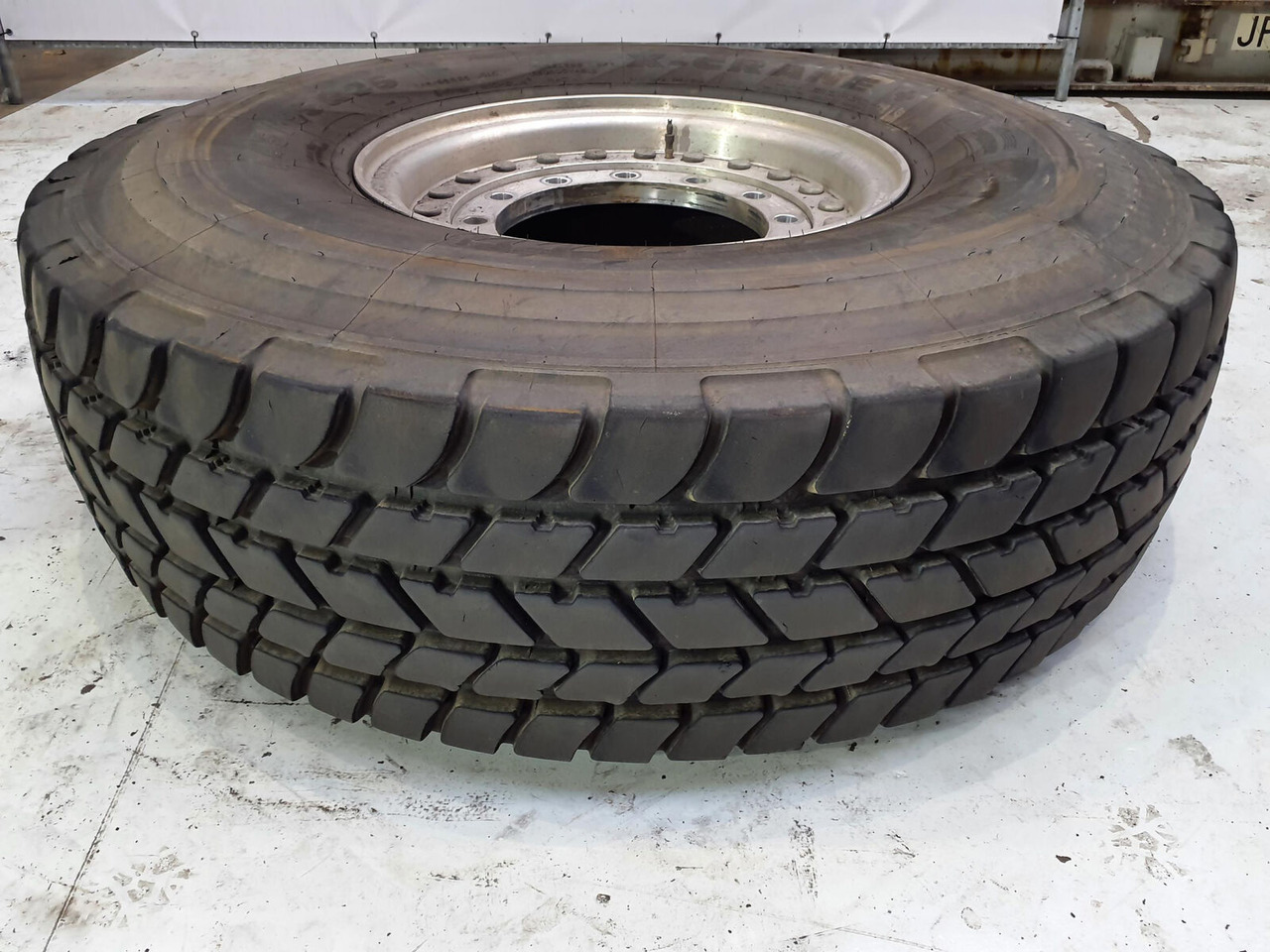 Grove Wheel 445/95R25 12 9 2p alu - Roue complète pour Grue: photos 1 Grove Wheel 445/95R25 12 9 2p alu - Roue complète pour Grue: photos 1